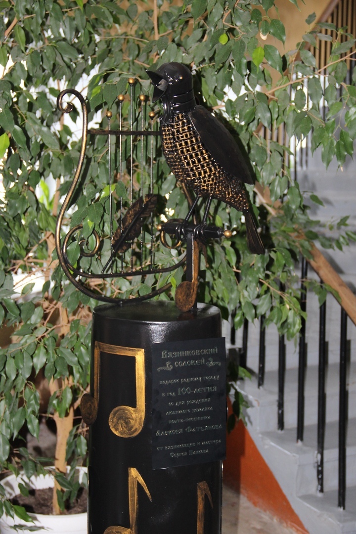 Проект “Вязниковский соловей” хоть и не выиграл в конкурсе “Культурный след”, но все же был реализован. Скульптура певчей птицы уже готова. И место для ее установки выбрано