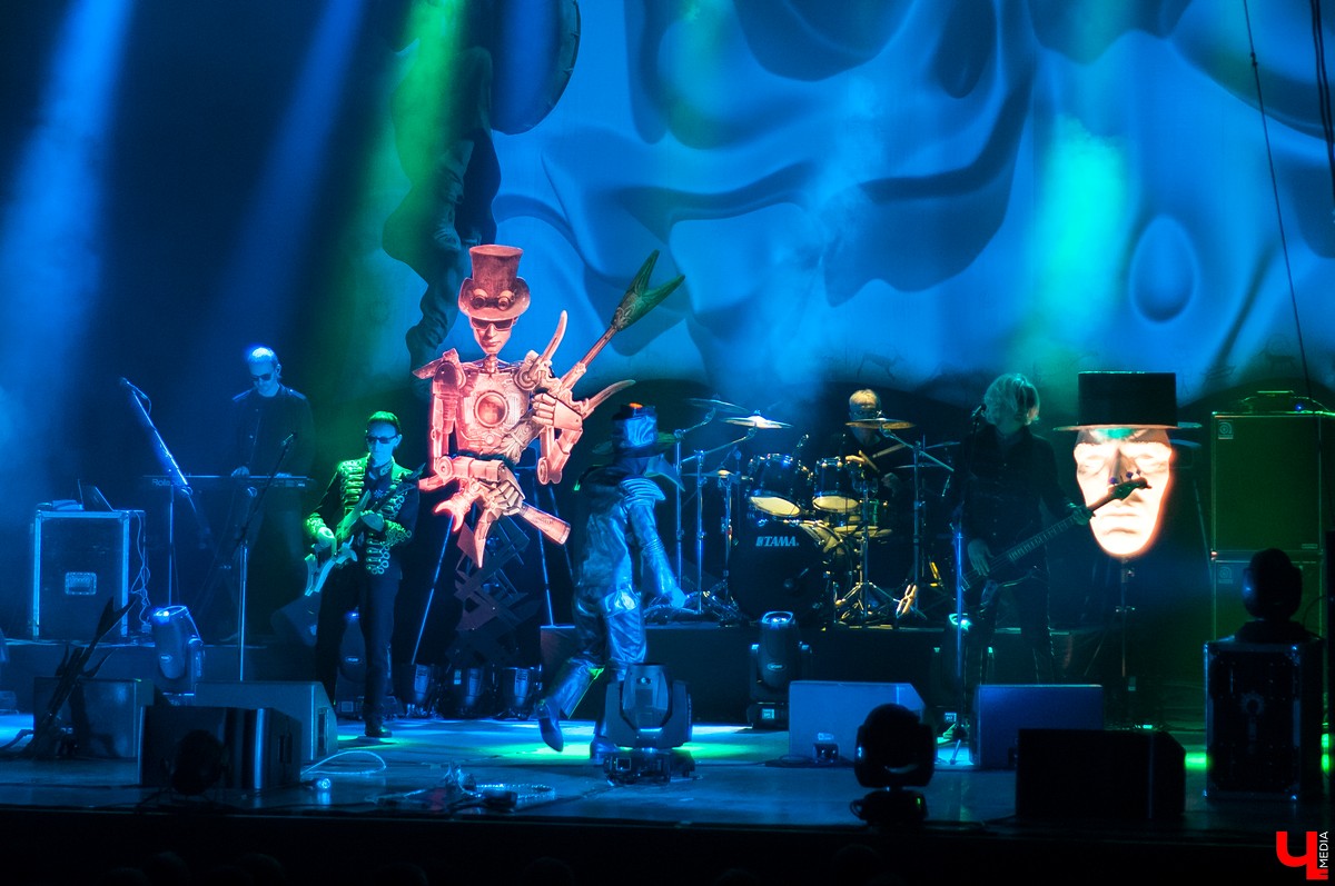 Интервью с лидером рок-группы “Пикник” Эдмундом Шклярским, в котором он рассказывает о готике, рэпе, Майкле Джексоне и аварии под Владимиром