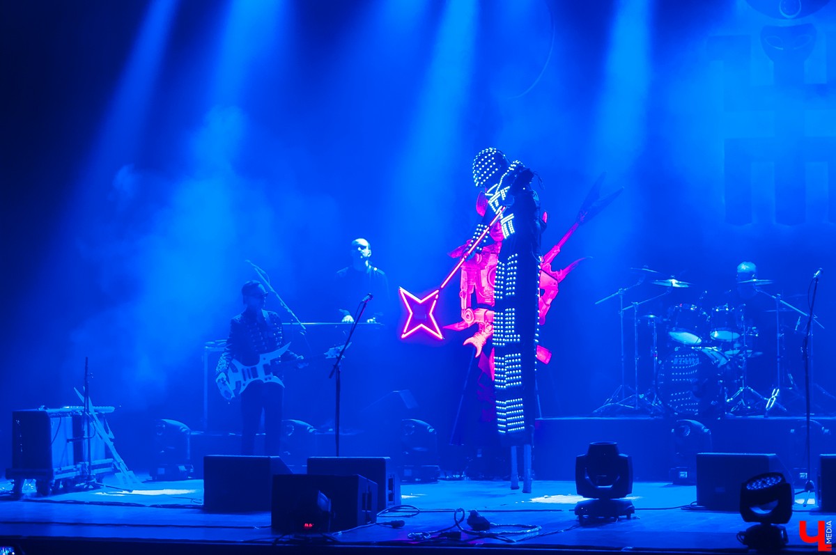 Интервью с лидером рок-группы “Пикник” Эдмундом Шклярским, в котором он рассказывает о готике, рэпе, Майкле Джексоне и аварии под Владимиром