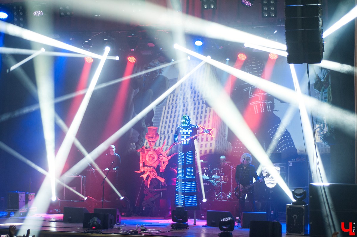 Интервью с лидером рок-группы “Пикник” Эдмундом Шклярским, в котором он рассказывает о готике, рэпе, Майкле Джексоне и аварии под Владимиром