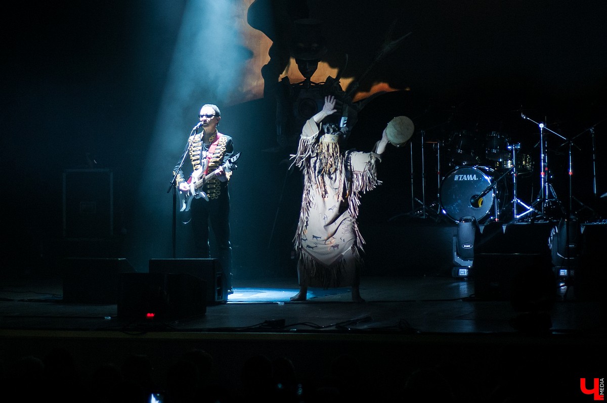 Интервью с лидером рок-группы “Пикник” Эдмундом Шклярским, в котором он рассказывает о готике, рэпе, Майкле Джексоне и аварии под Владимиром