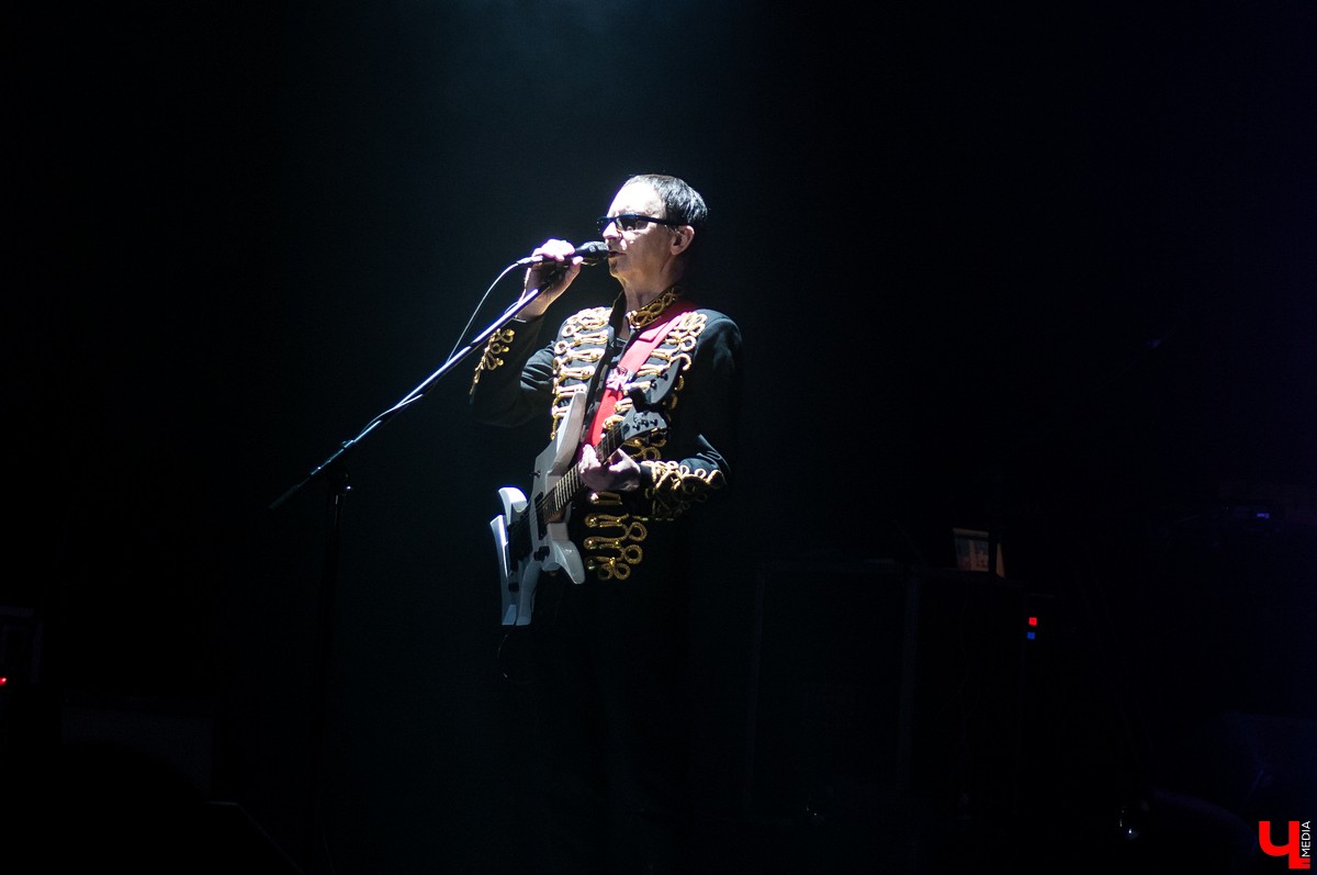 Интервью с лидером рок-группы “Пикник” Эдмундом Шклярским, в котором он рассказывает о готике, рэпе, Майкле Джексоне и аварии под Владимиром