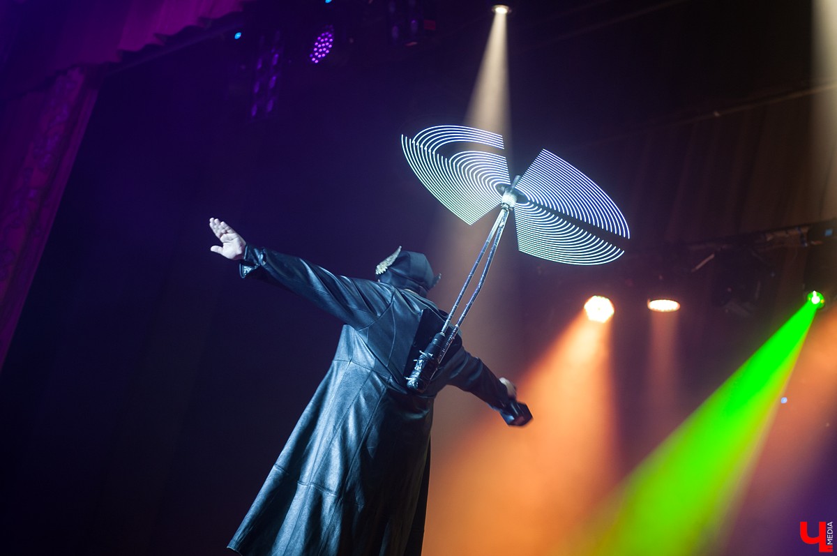 Интервью с лидером рок-группы “Пикник” Эдмундом Шклярским, в котором он рассказывает о готике, рэпе, Майкле Джексоне и аварии под Владимиром