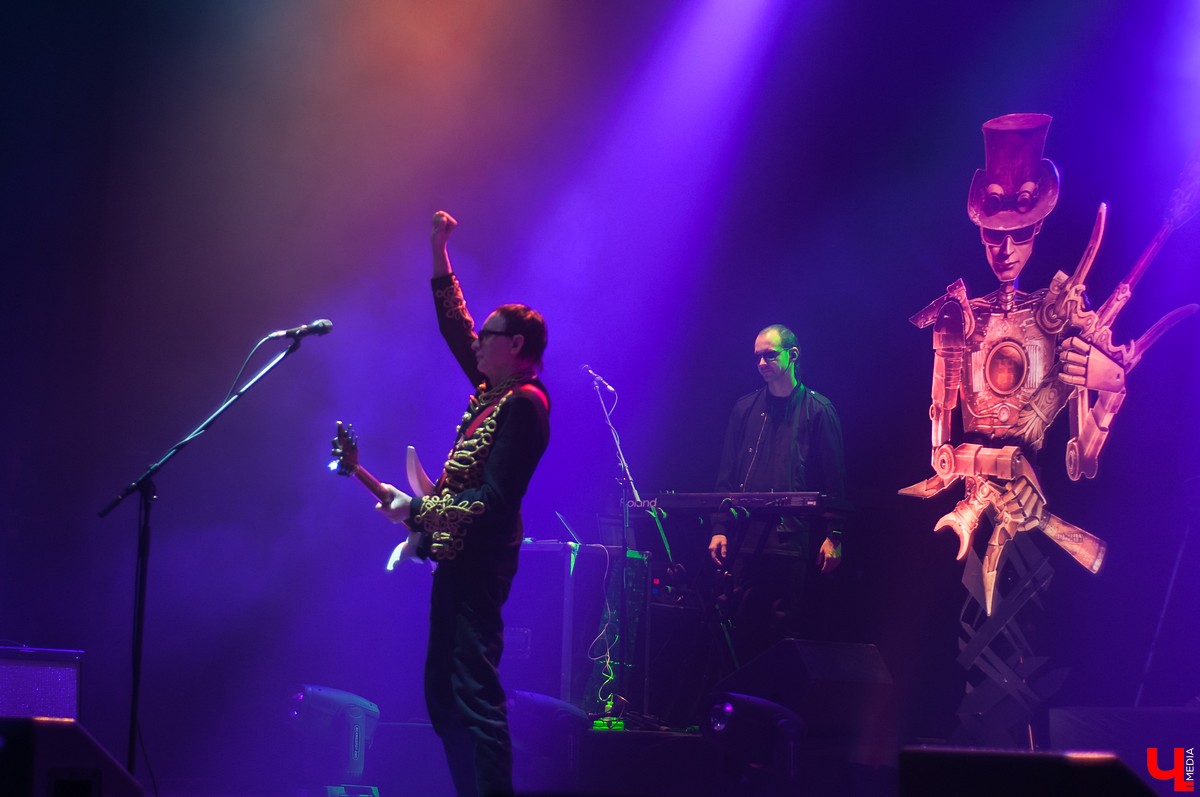 Интервью с лидером рок-группы “Пикник” Эдмундом Шклярским, в котором он рассказывает о готике, рэпе, Майкле Джексоне и аварии под Владимиром