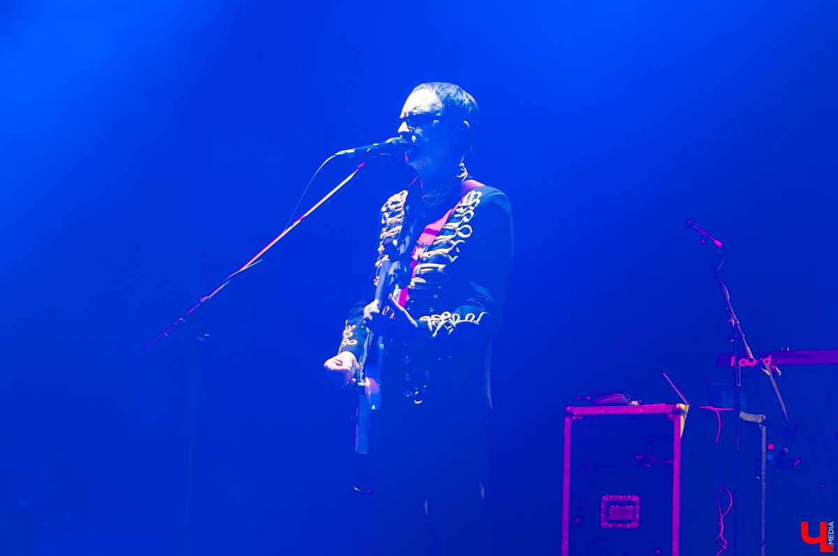 Интервью с лидером рок-группы “Пикник” Эдмундом Шклярским, в котором он рассказывает о готике, рэпе, Майкле Джексоне и аварии под Владимиром