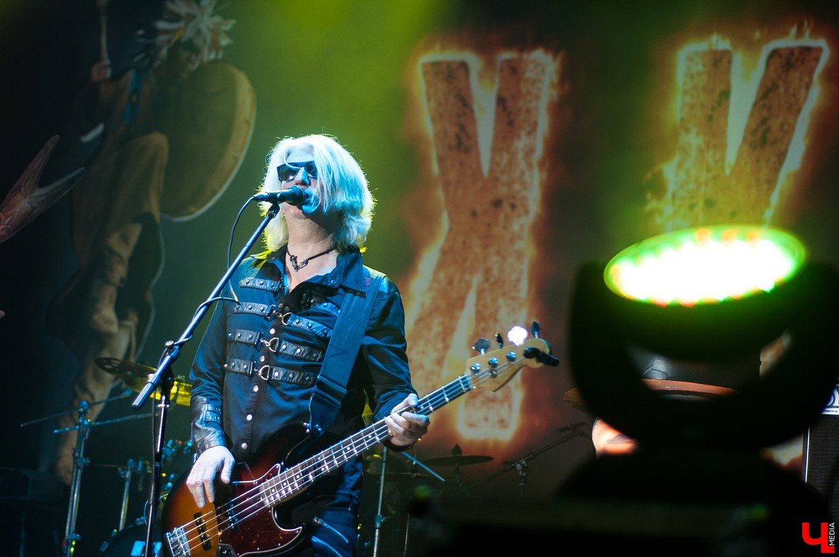 Интервью с лидером рок-группы “Пикник” Эдмундом Шклярским, в котором он рассказывает о готике, рэпе, Майкле Джексоне и аварии под Владимиром