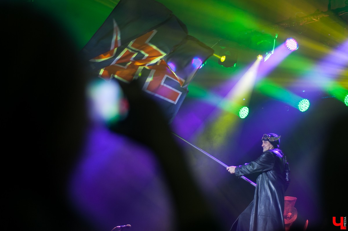 Интервью с лидером рок-группы “Пикник” Эдмундом Шклярским, в котором он рассказывает о готике, рэпе, Майкле Джексоне и аварии под Владимиром