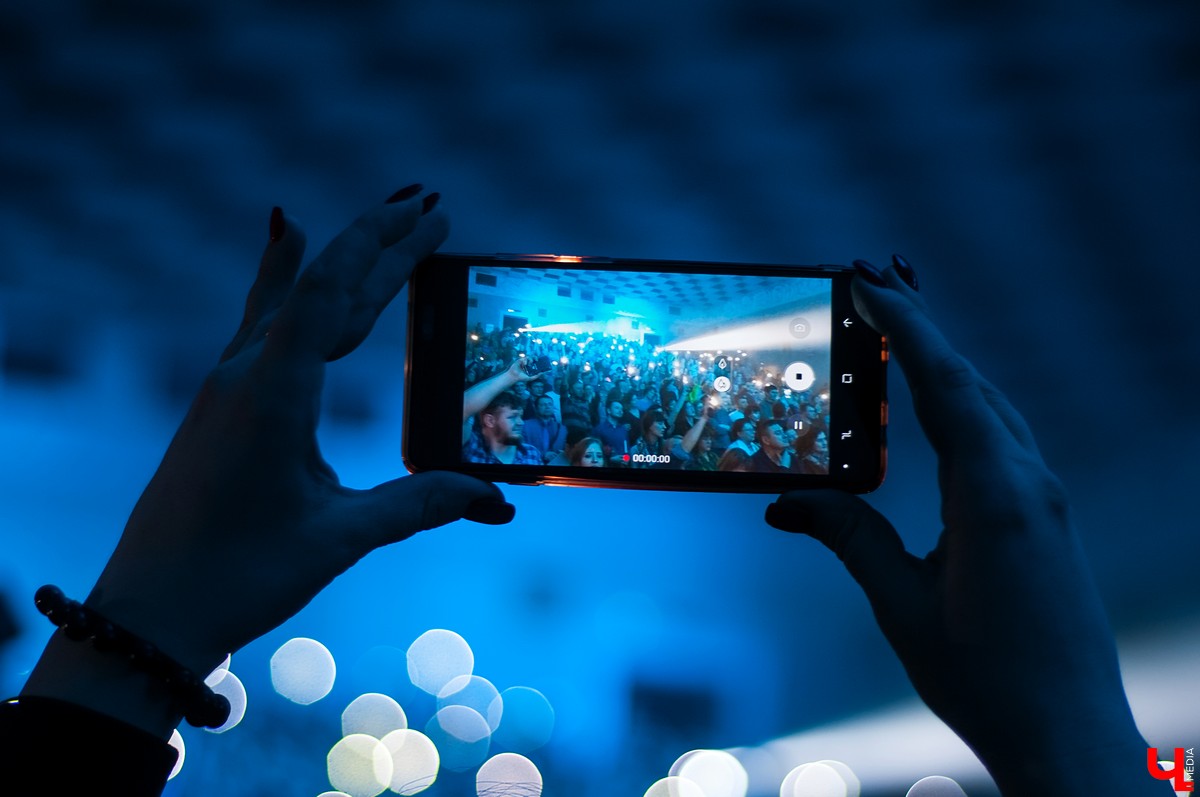 Интервью с лидером рок-группы “Пикник” Эдмундом Шклярским, в котором он рассказывает о готике, рэпе, Майкле Джексоне и аварии под Владимиром