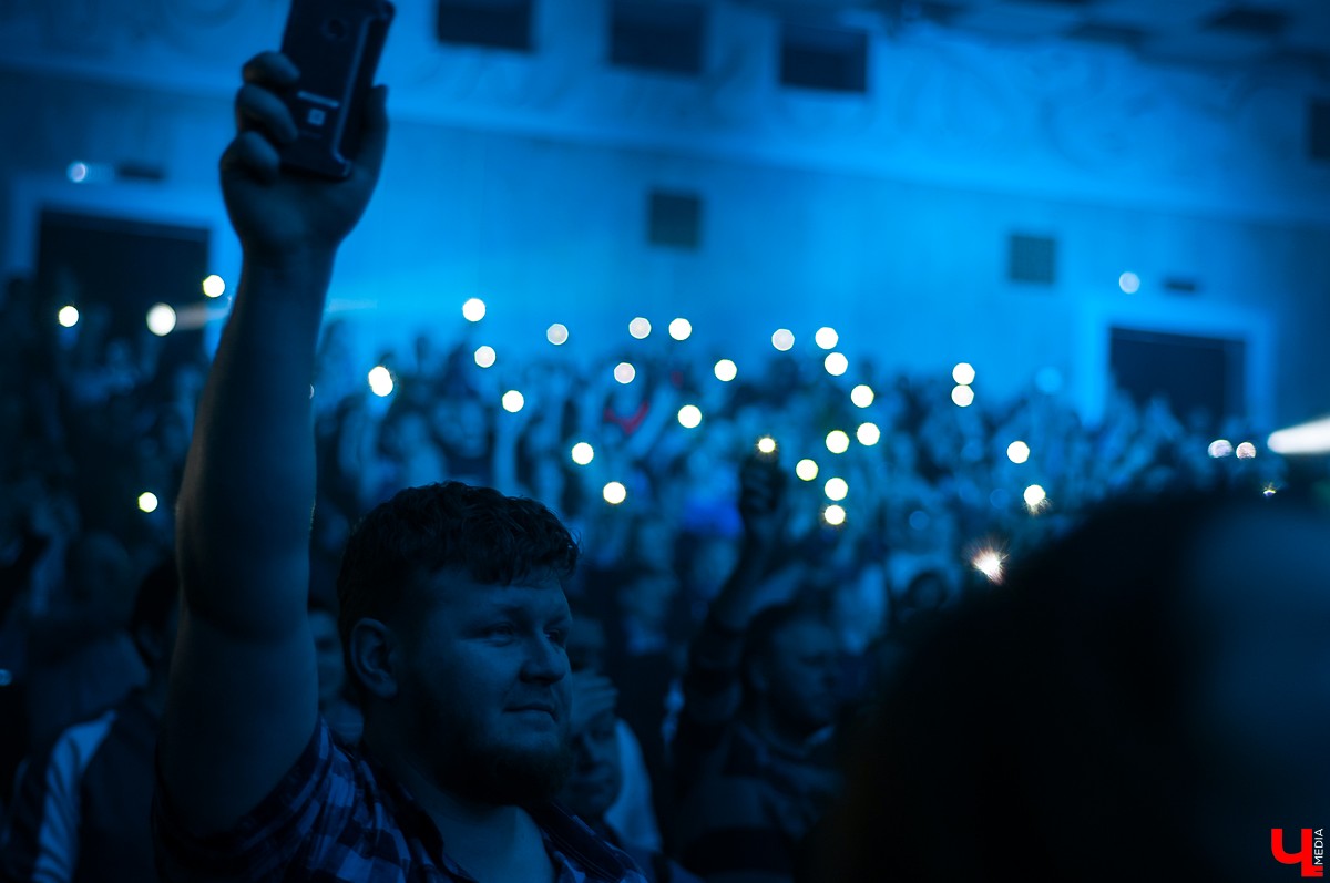 Интервью с лидером рок-группы “Пикник” Эдмундом Шклярским, в котором он рассказывает о готике, рэпе, Майкле Джексоне и аварии под Владимиром