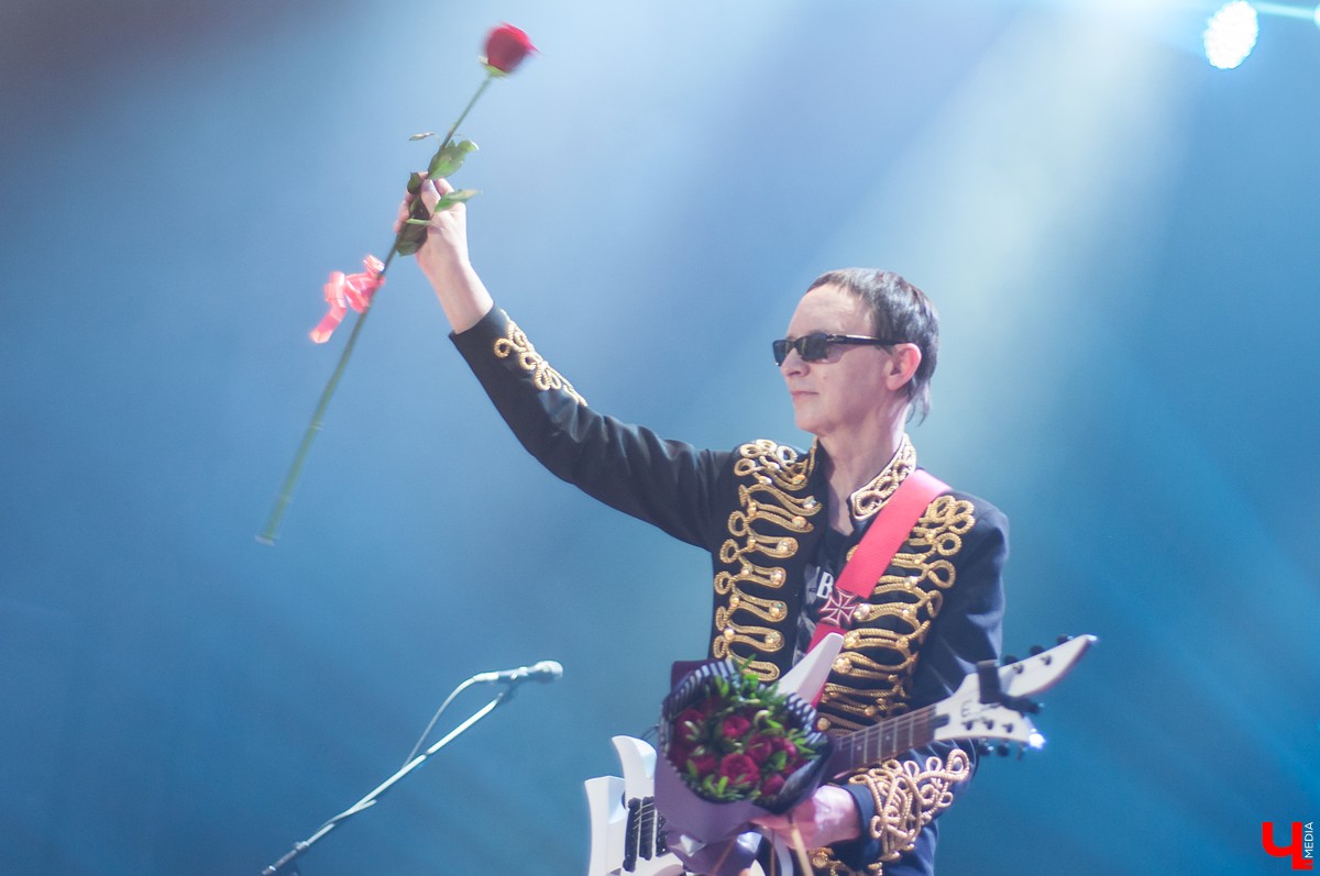 Интервью с лидером рок-группы “Пикник” Эдмундом Шклярским, в котором он рассказывает о готике, рэпе, Майкле Джексоне и аварии под Владимиром