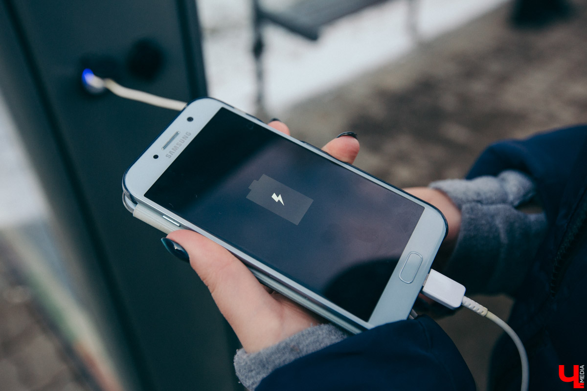 Во Владимире установили USB-порты на остановке. Теперь люди могут подзарядить телефон, пока ждут автобус