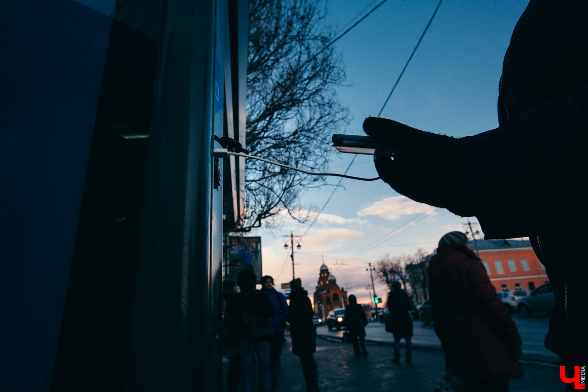 Во Владимире установили USB-порты на остановке. Теперь люди могут подзарядить телефон, пока ждут автобус