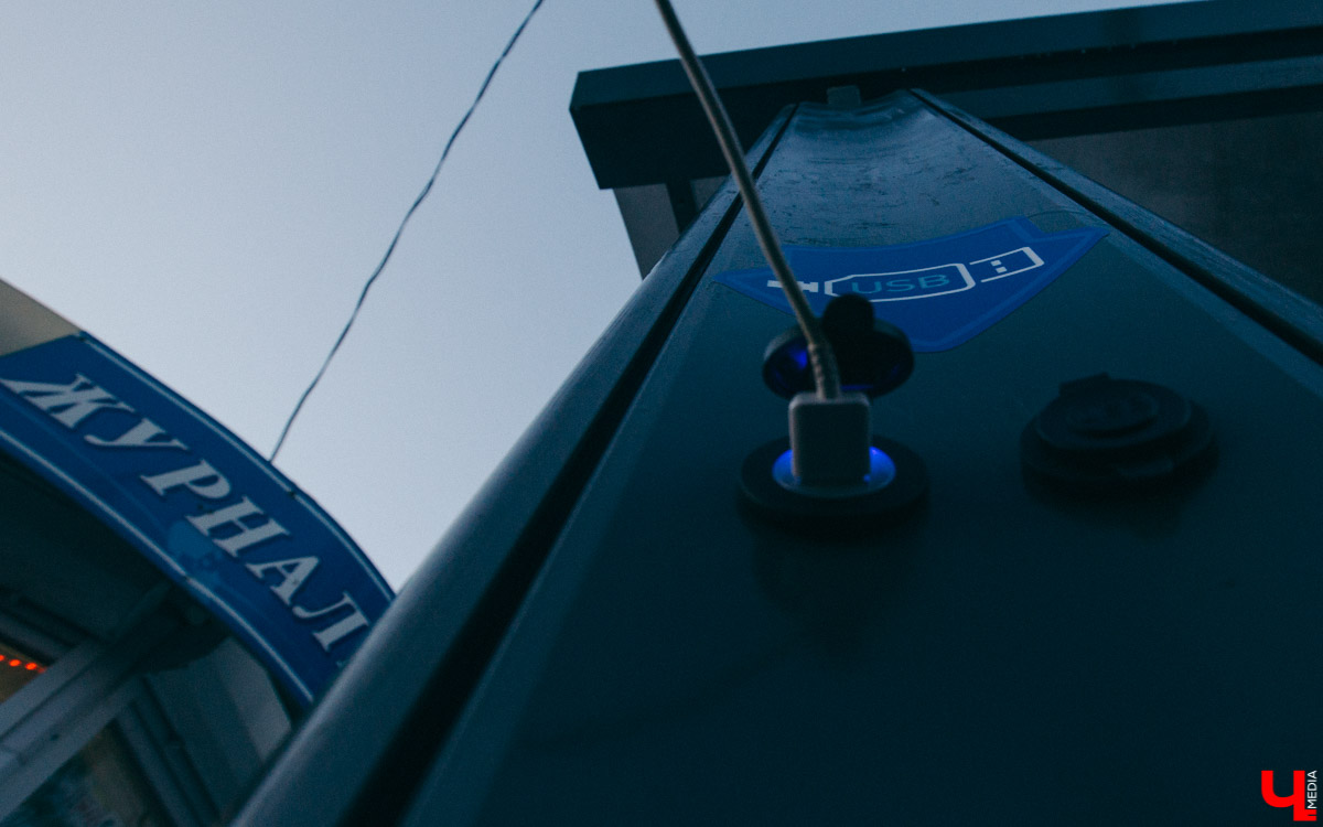 Во Владимире установили USB-порты на остановке. Теперь люди могут подзарядить телефон, пока ждут автобус