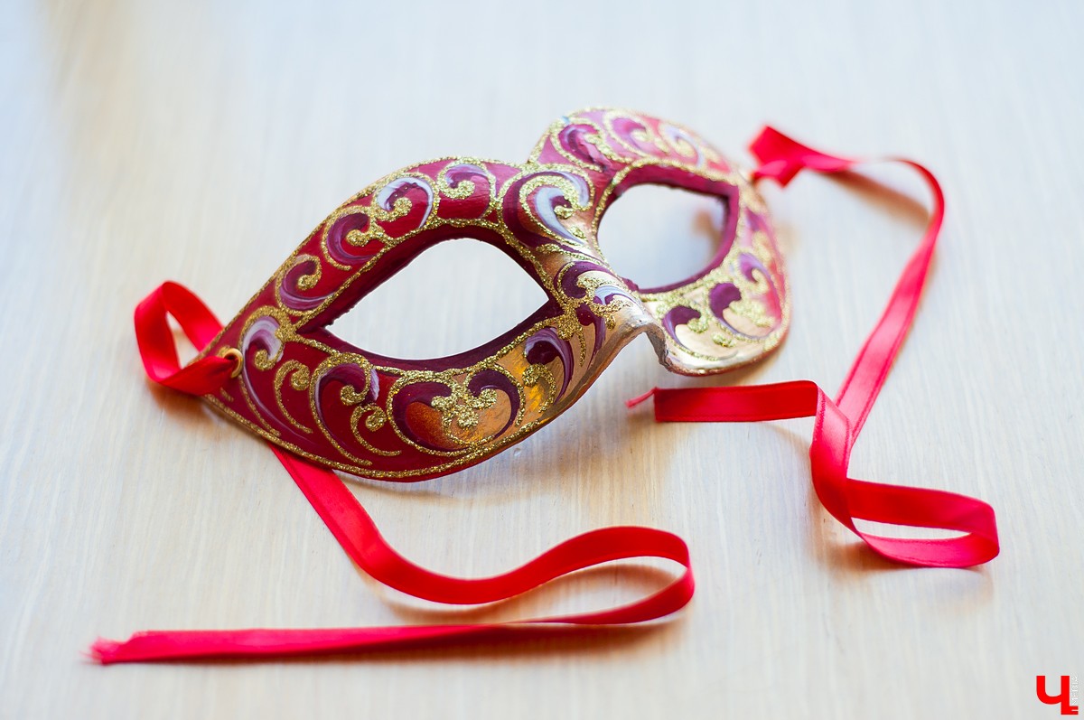 Маска ручной работы владимирской художницы Полины Рузановой