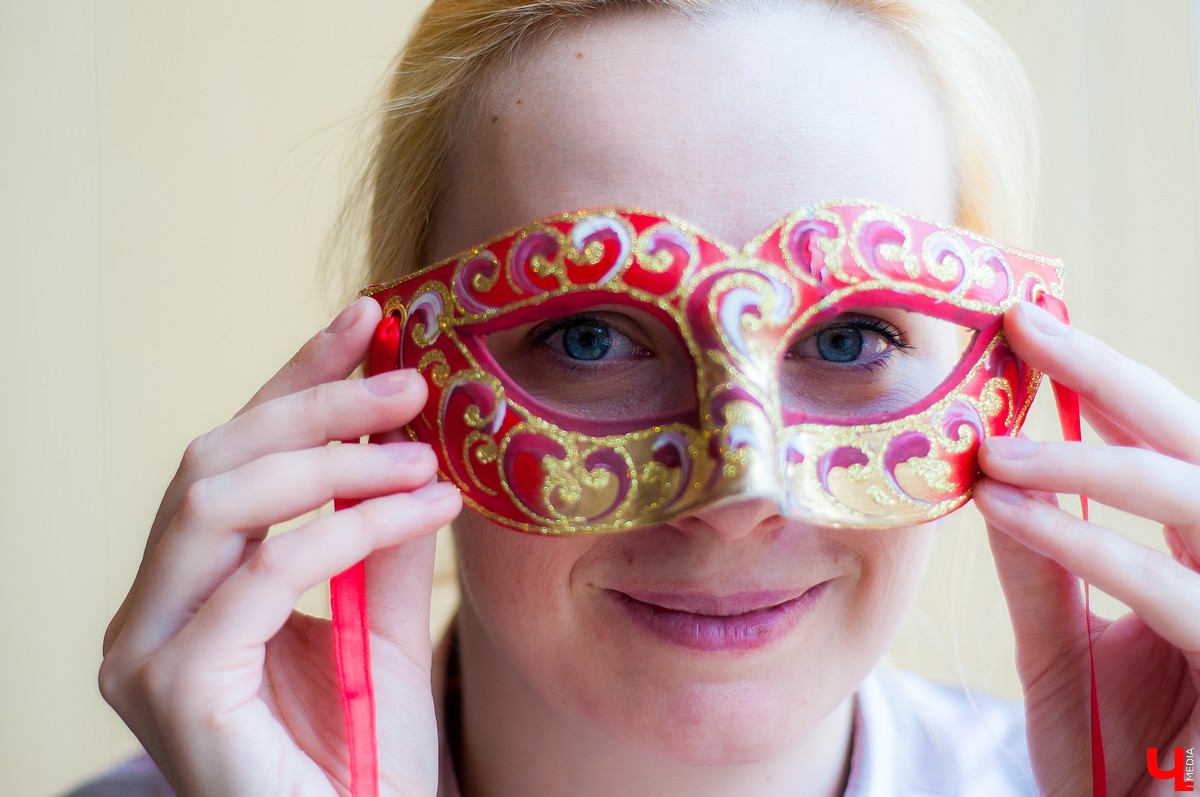 Интервью с владимирской художницей Полиной Рузановой, которая занимается изготовлением венецианских масок ручной работы. 27 марта она откроет персональную выставку в Центральной библиотеке