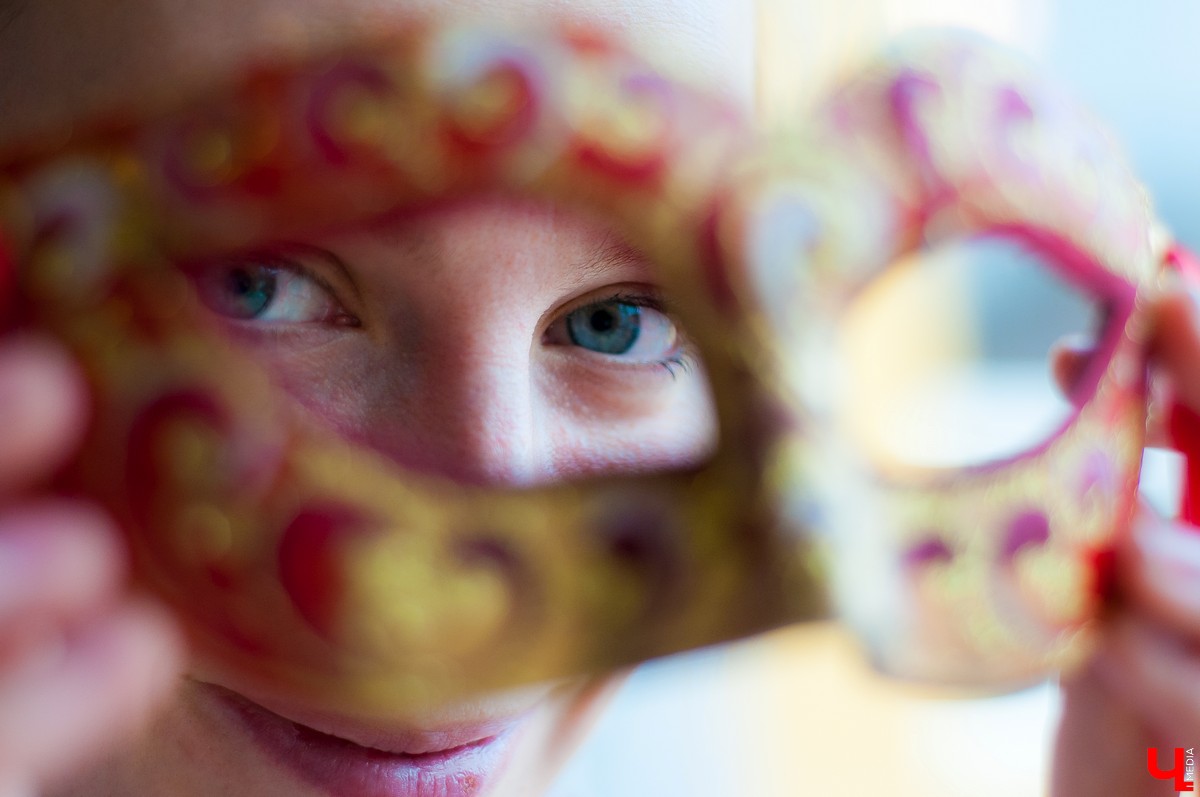 Интервью с владимирской художницей Полиной Рузановой, которая занимается изготовлением венецианских масок ручной работы. 27 марта она откроет персональную выставку в Центральной библиотеке