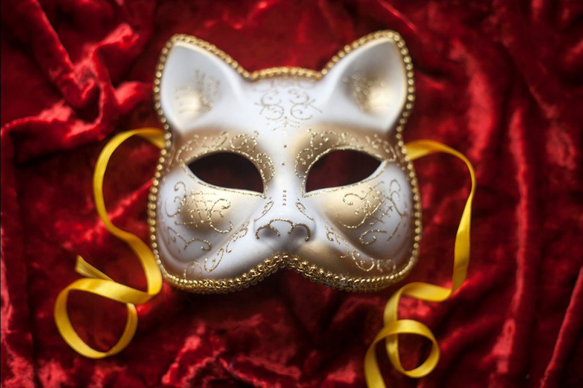 Маска ручной работы владимирской художницы Полины Рузановой