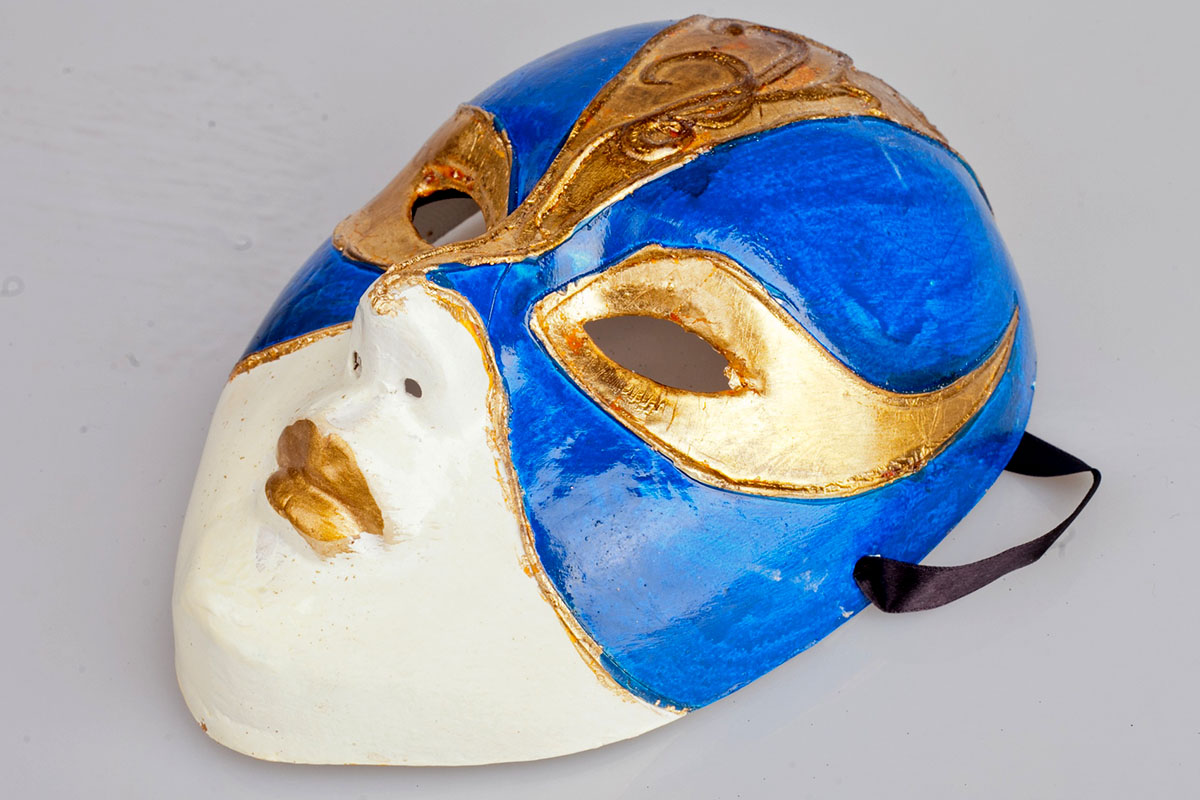 Маска ручной работы владимирской художницы Полины Рузановой