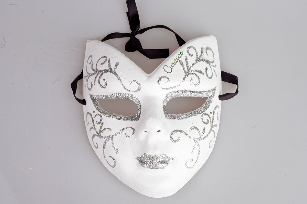 Маска ручной работы владимирской художницы Полины Рузановой