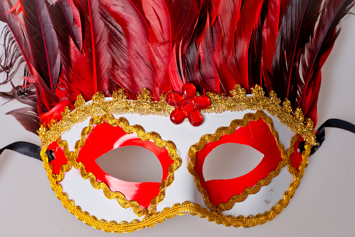 Маска ручной работы владимирской художницы Полины Рузановой