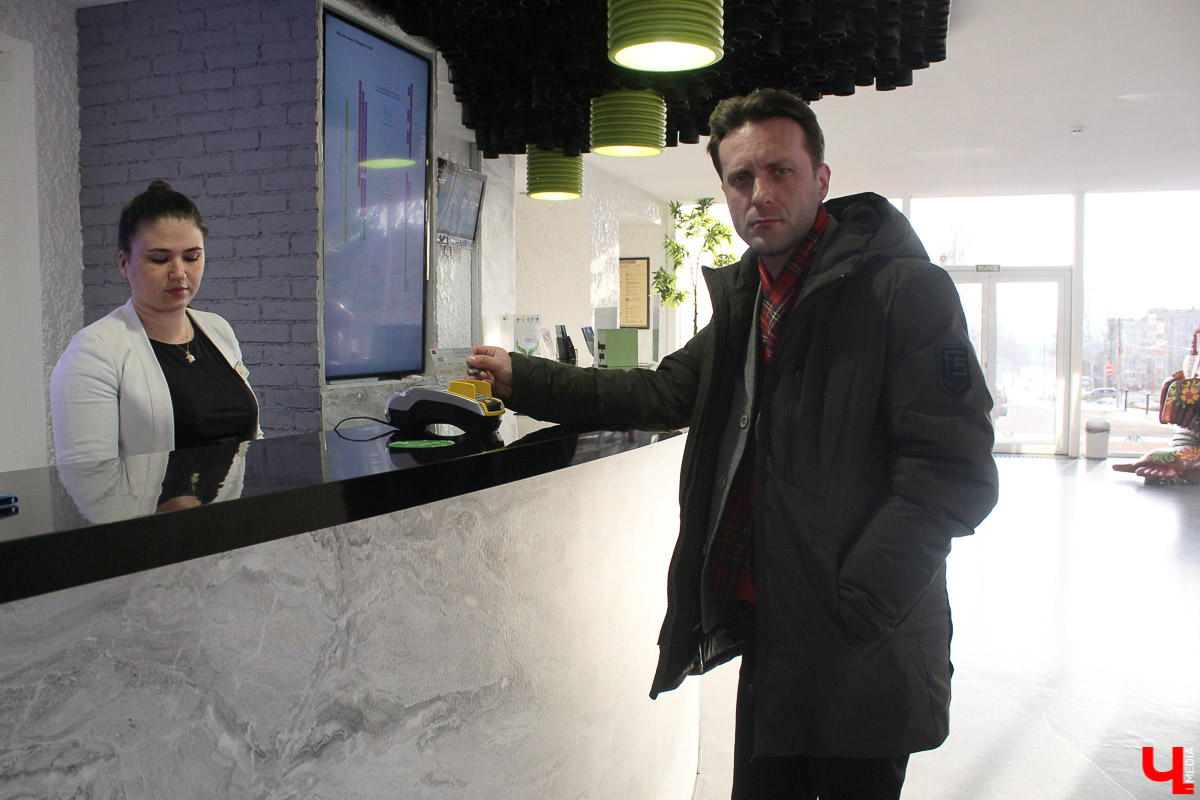 Общение с дельфинами. Думаете, это возможно только летом на юге? А вот и нет – всего лишь каких-то 220 километров от Владимира, и вы оказываетесь в поселке Дубки, в загородном комплексе Dolphin Planet