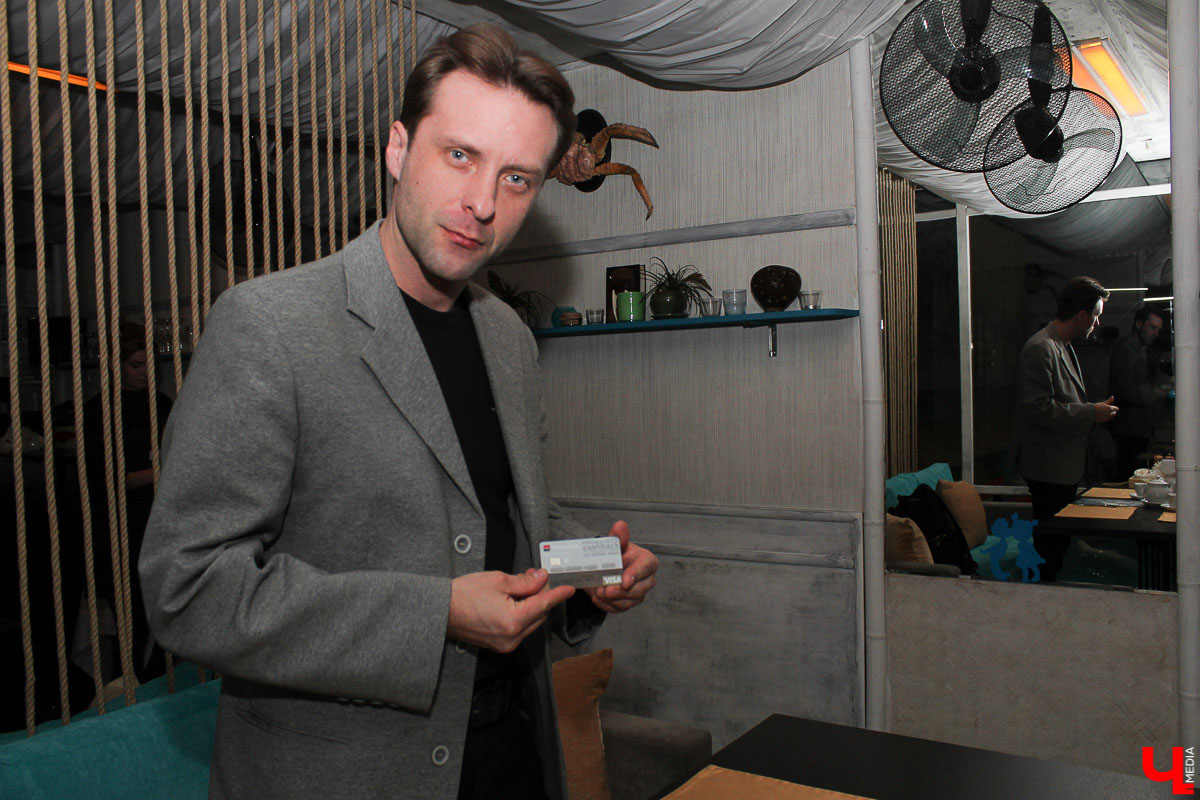 Общение с дельфинами. Думаете, это возможно только летом на юге? А вот и нет – всего лишь каких-то 220 километров от Владимира, и вы оказываетесь в поселке Дубки, в загородном комплексе Dolphin Planet