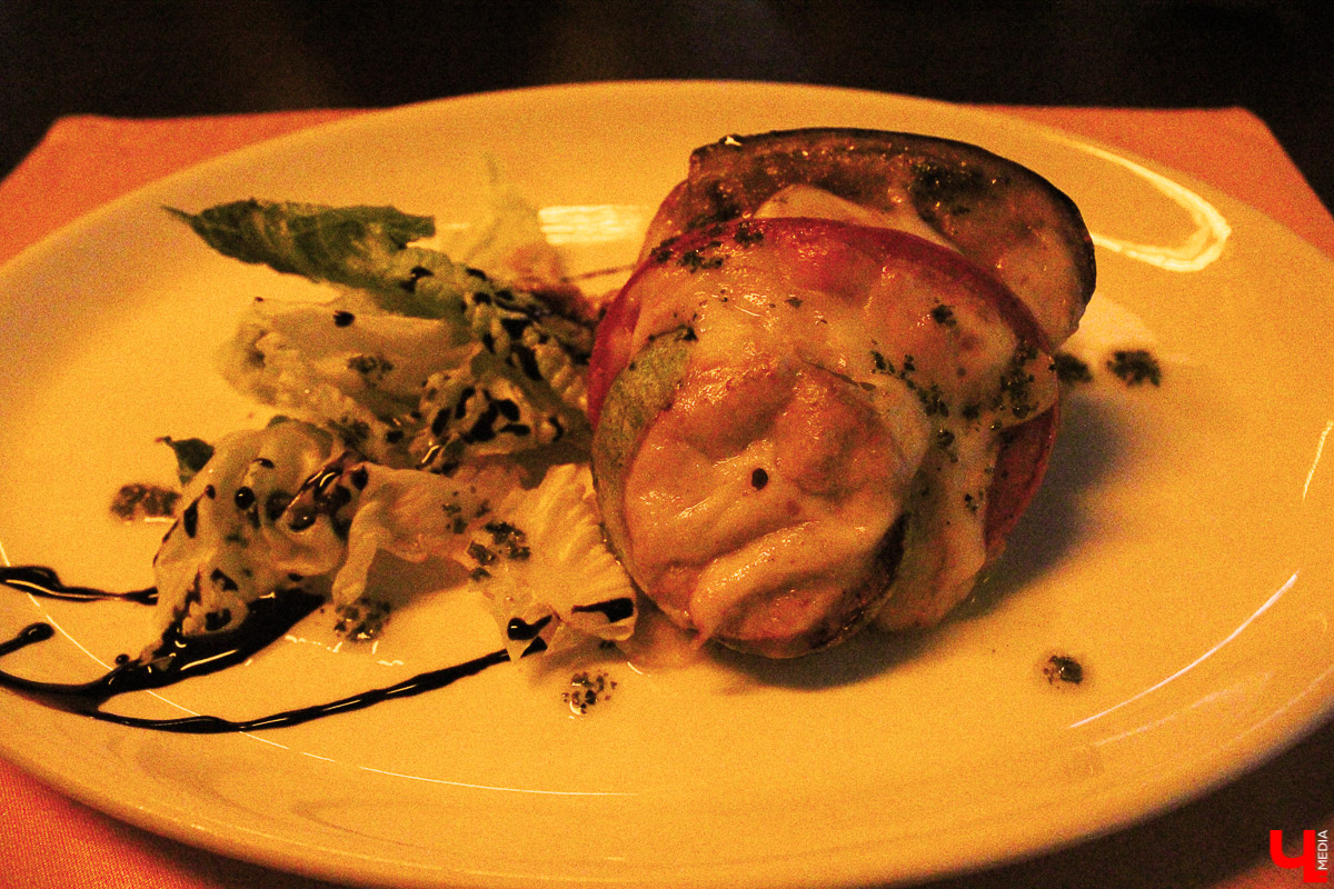 Общение с дельфинами. Думаете, это возможно только летом на юге? А вот и нет – всего лишь каких-то 220 километров от Владимира, и вы оказываетесь в поселке Дубки, в загородном комплексе Dolphin Planet