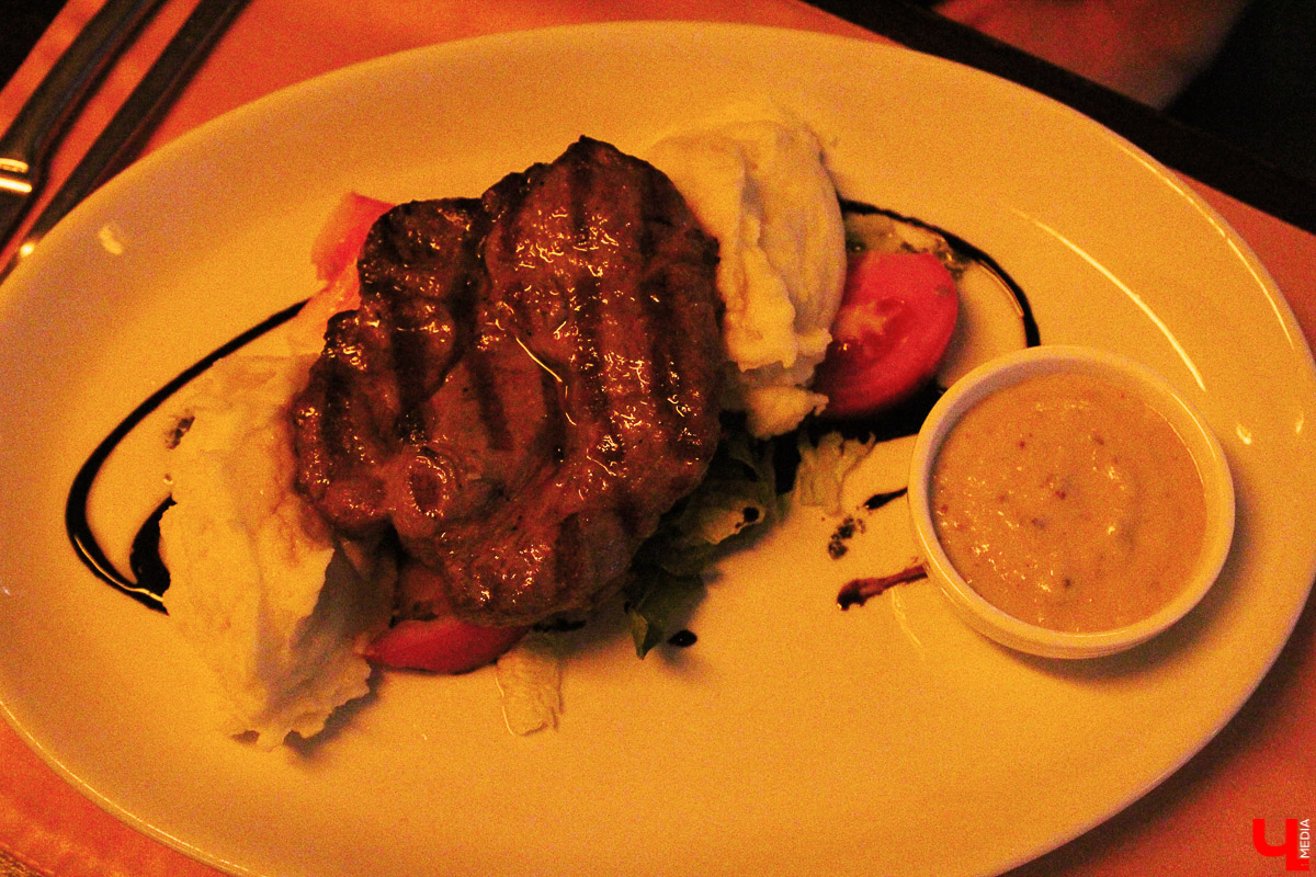 Общение с дельфинами. Думаете, это возможно только летом на юге? А вот и нет – всего лишь каких-то 220 километров от Владимира, и вы оказываетесь в поселке Дубки, в загородном комплексе Dolphin Planet