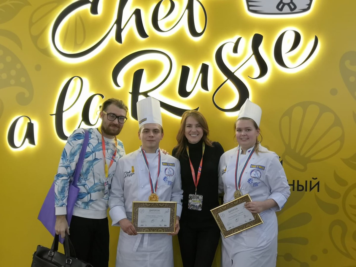 Студенты из Владимира отлично показали себя на престижных кулинарных соревнованиях Chef a la Russe для юниоров в номинации «Черный ящик». Чемпионат проходил в Москве, команда наших заняла первое место