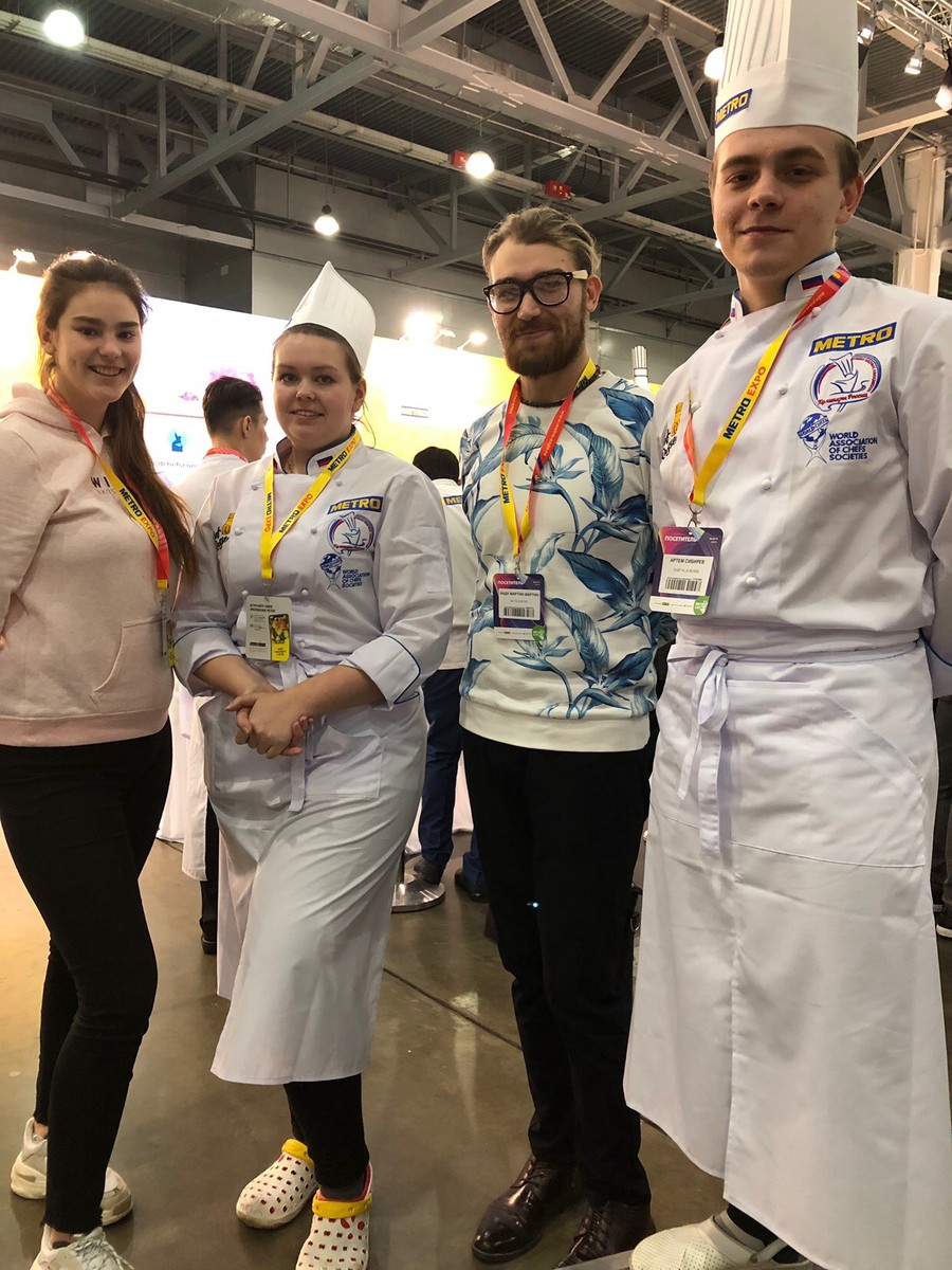 Студенты из Владимира отлично показали себя на престижных кулинарных соревнованиях Chef a la Russe для юниоров в номинации «Черный ящик». Чемпионат проходил в Москве, команда наших заняла первое место