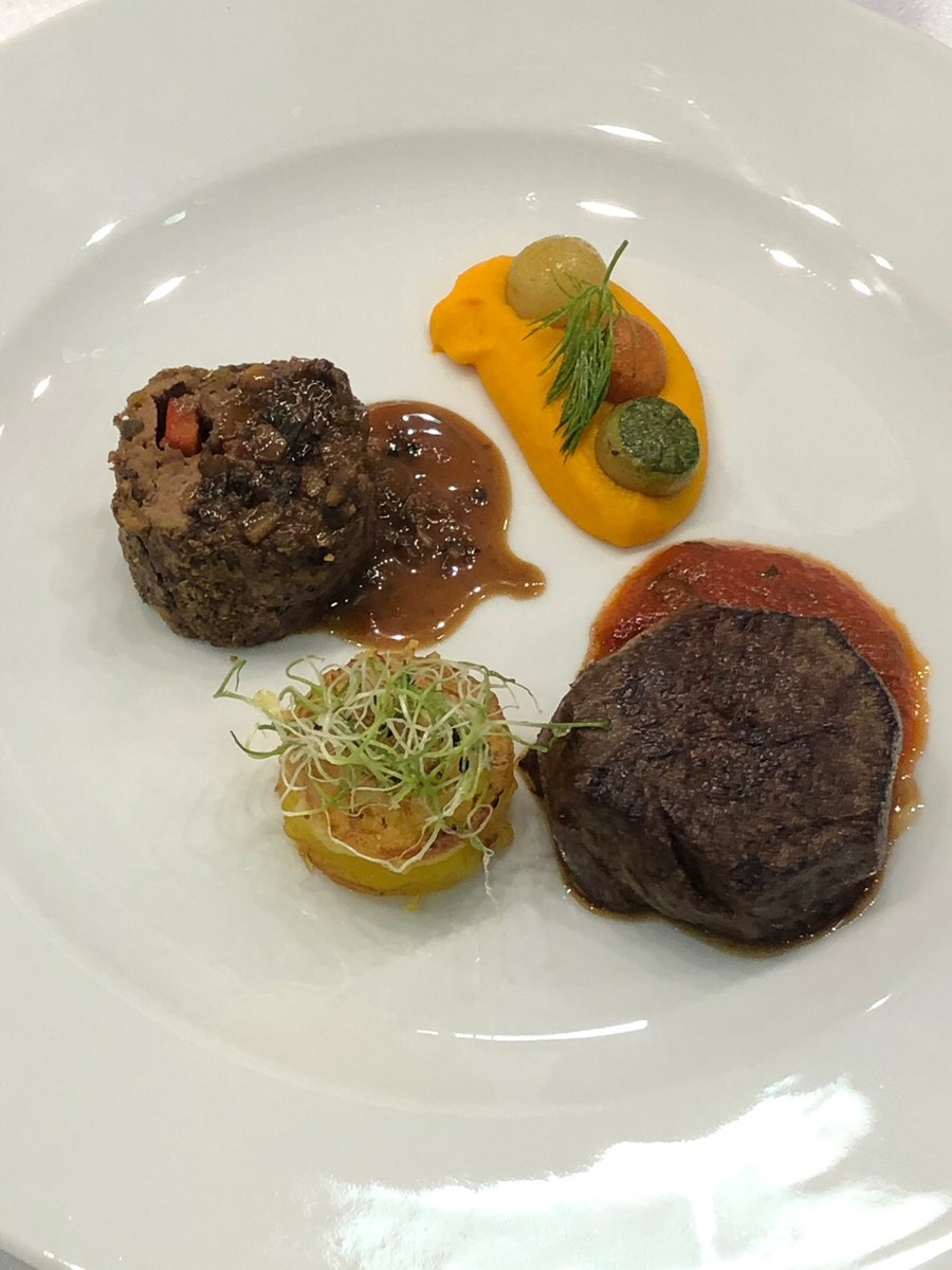 Студенты из Владимира отлично показали себя на престижных кулинарных соревнованиях Chef a la Russe для юниоров в номинации «Черный ящик». Чемпионат проходил в Москве, команда наших заняла первое место