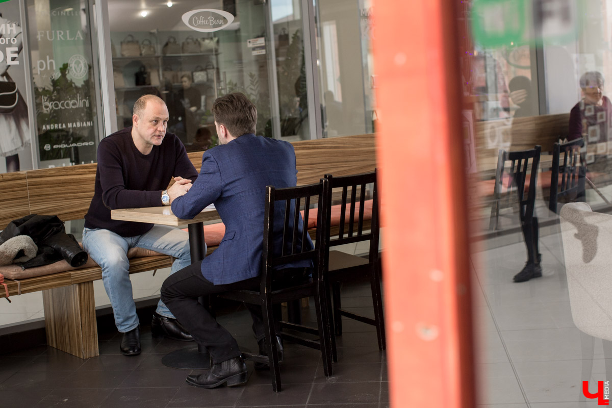 Вадим Кузьмин – владимирский бизнесмен, летчик, владелец частного аэродрома и фермы - вновь удивил. На этот раз – архивным видео, в котором он вытворяет немыслимые кульбиты в воздухе за штурвалом четырехместного вертолета Robinson 44