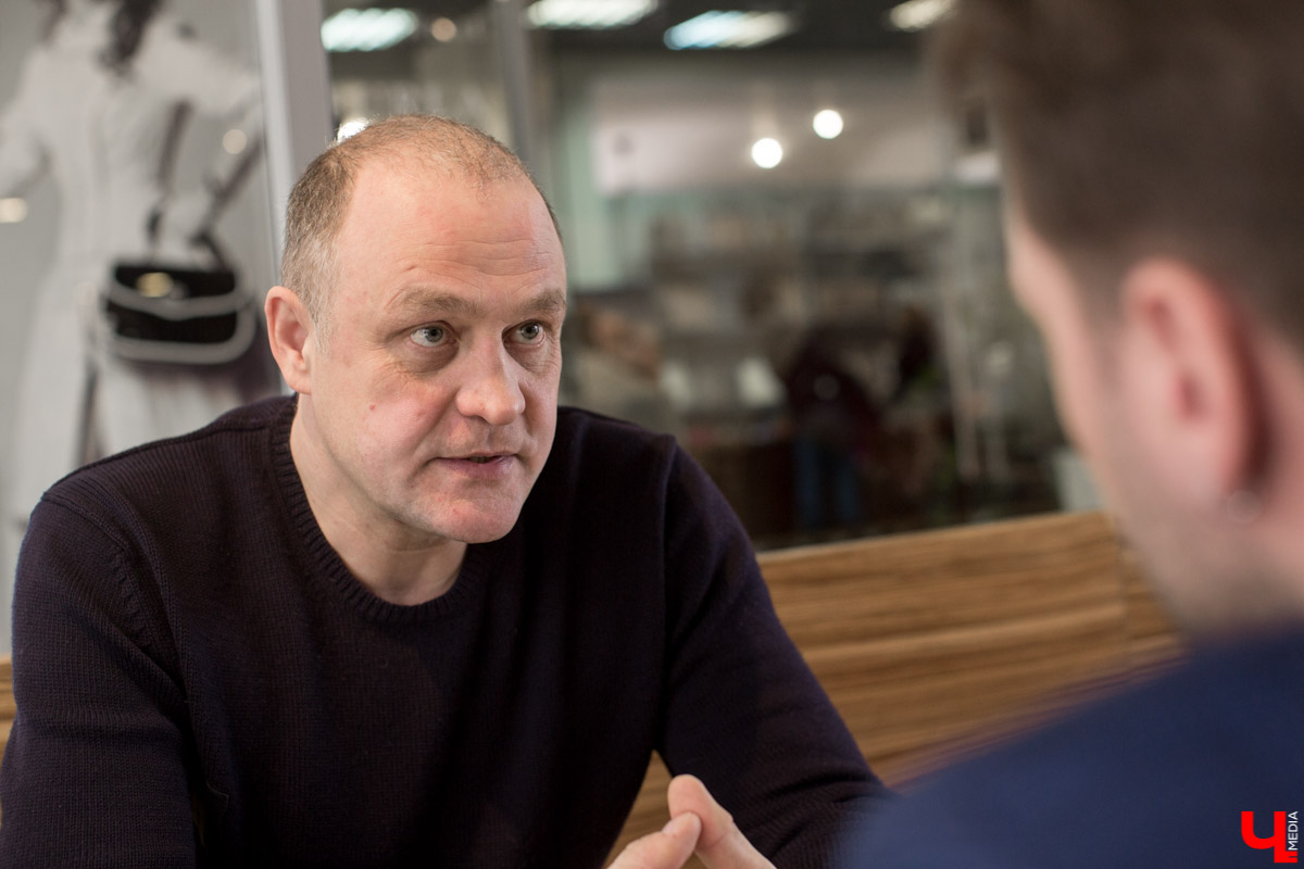 Вадим Кузьмин – владимирский бизнесмен, летчик, владелец частного аэродрома и фермы - вновь удивил. На этот раз – архивным видео, в котором он вытворяет немыслимые кульбиты в воздухе за штурвалом четырехместного вертолета Robinson 44