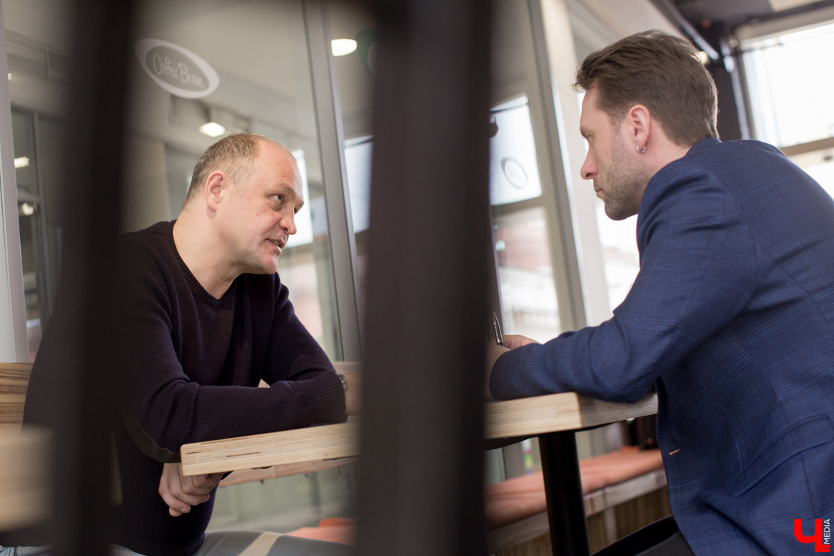 Вадим Кузьмин – владимирский бизнесмен, летчик, владелец частного аэродрома и фермы - вновь удивил. На этот раз – архивным видео, в котором он вытворяет немыслимые кульбиты в воздухе за штурвалом четырехместного вертолета Robinson 44