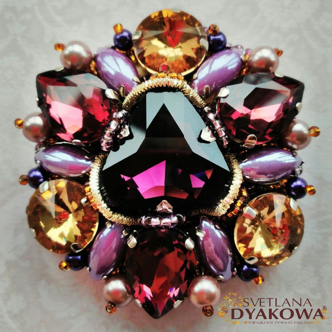 Три девушки создают бижутерию своими руками. Чем они вдохновляются и из чего создают украшения? Выясняем