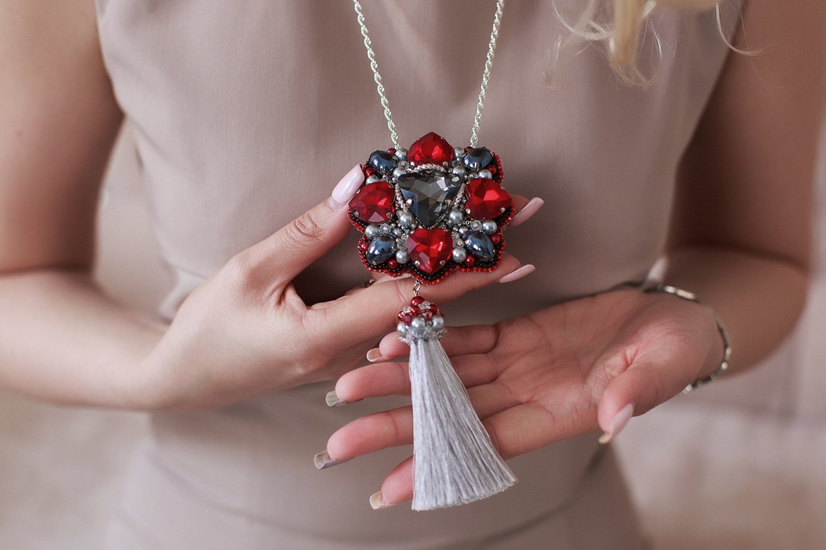 Три девушки создают бижутерию своими руками. Чем они вдохновляются и из чего создают украшения? Выясняем