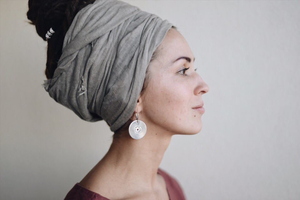 Три девушки создают бижутерию своими руками. Чем они вдохновляются и из чего создают украшения? Выясняем