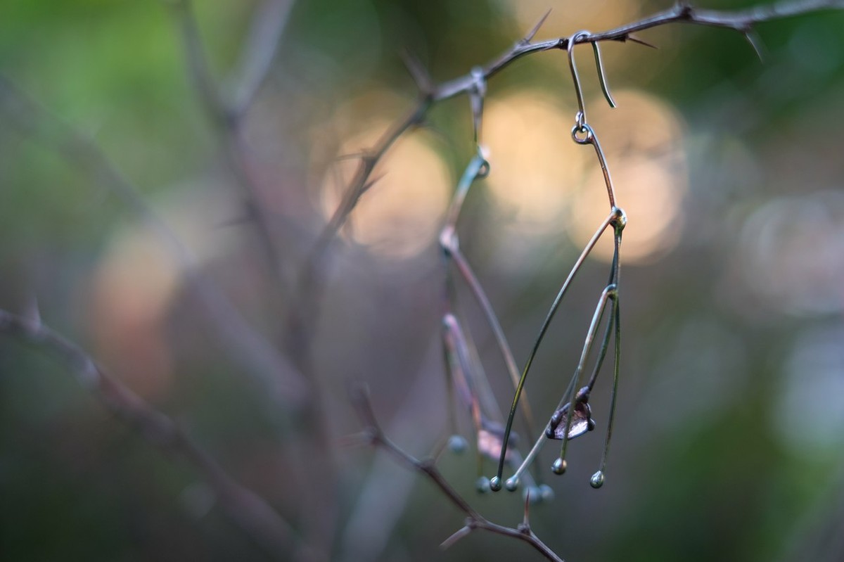 Три девушки создают бижутерию своими руками. Чем они вдохновляются и из чего создают украшения? Выясняем
