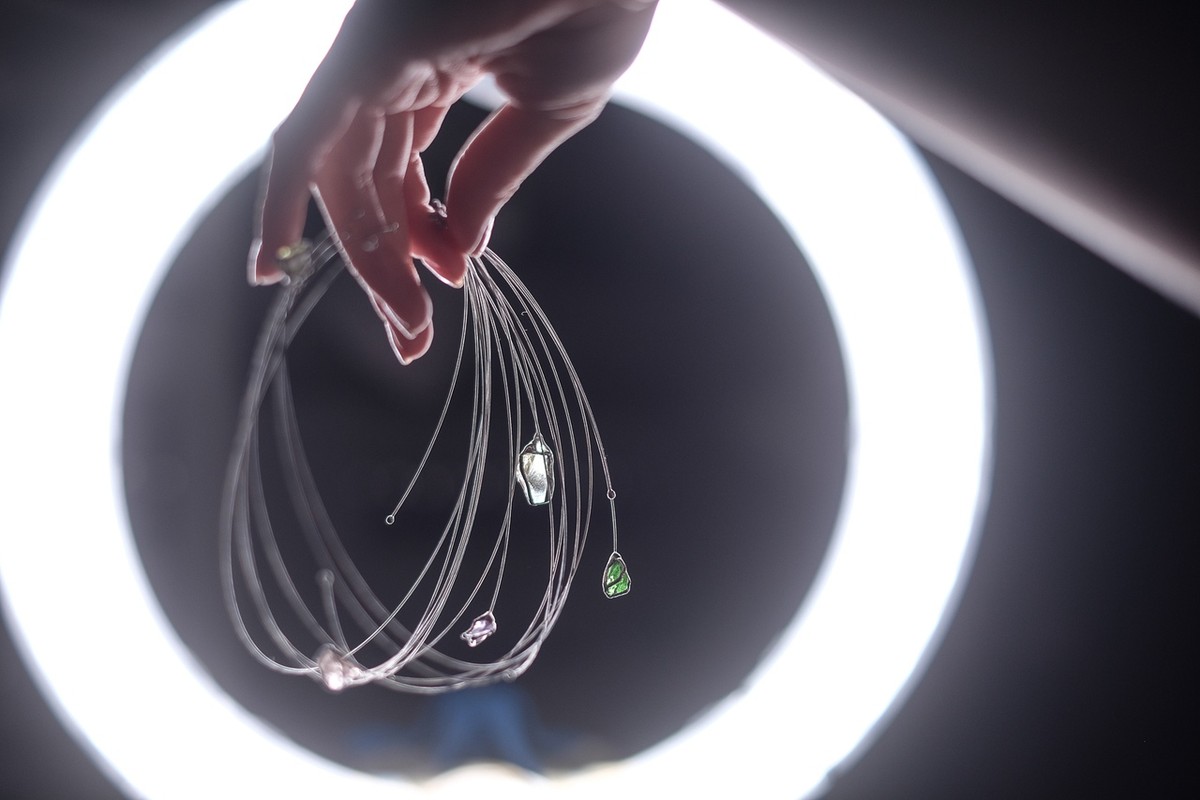 Три девушки создают бижутерию своими руками. Чем они вдохновляются и из чего создают украшения? Выясняем