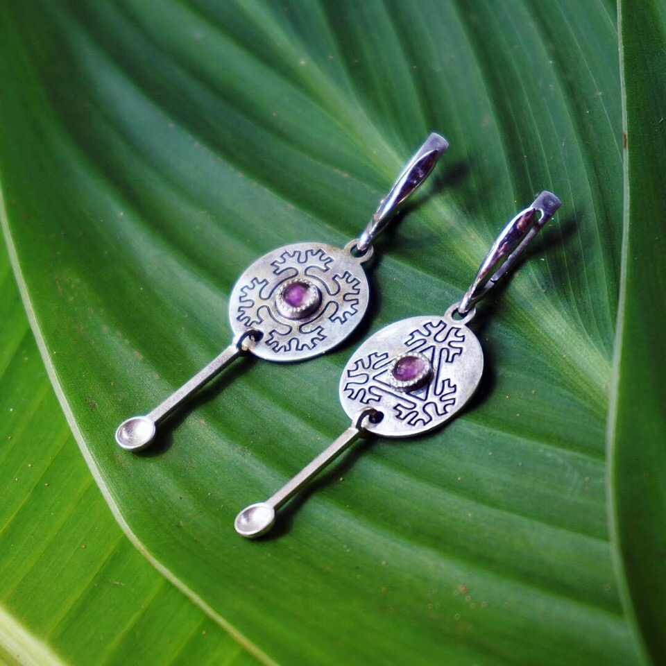 Три девушки создают бижутерию своими руками. Чем они вдохновляются и из чего создают украшения? Выясняем