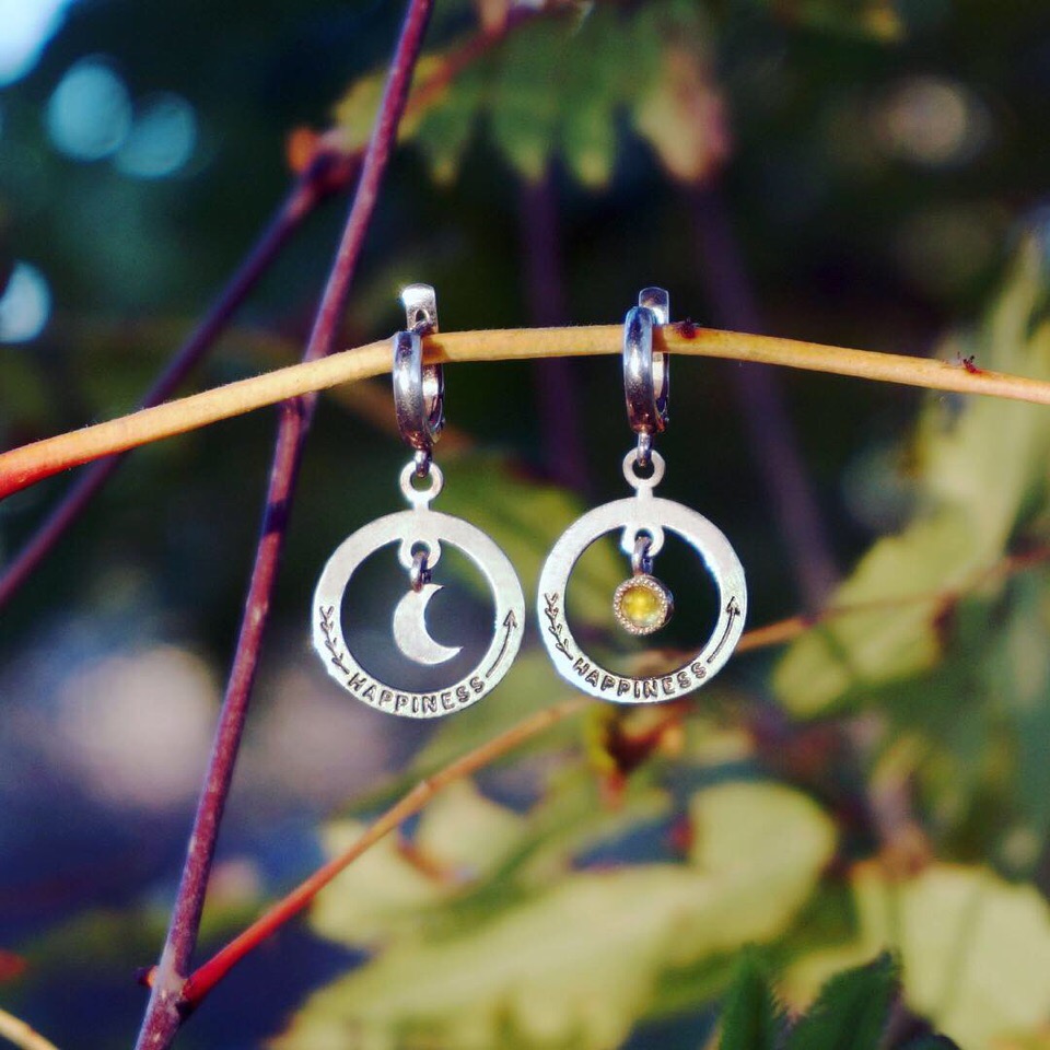 Три девушки создают бижутерию своими руками. Чем они вдохновляются и из чего создают украшения? Выясняем