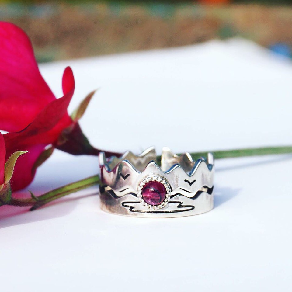 Три девушки создают бижутерию своими руками. Чем они вдохновляются и из чего создают украшения? Выясняем