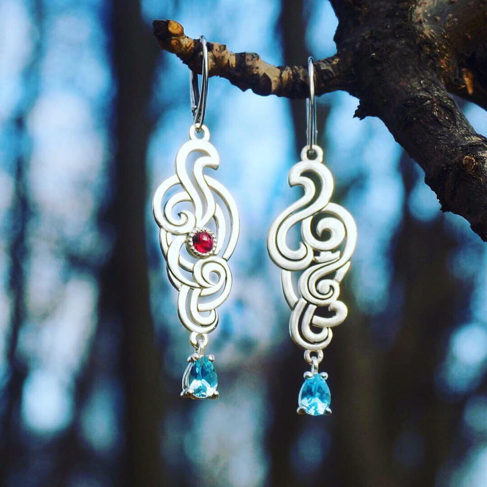 Три девушки создают бижутерию своими руками. Чем они вдохновляются и из чего создают украшения? Выясняем