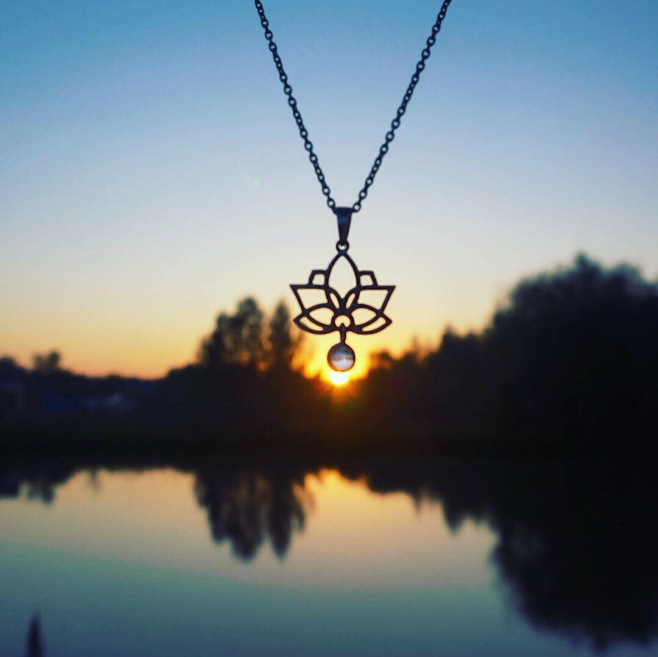 Три девушки создают бижутерию своими руками. Чем они вдохновляются и из чего создают украшения? Выясняем