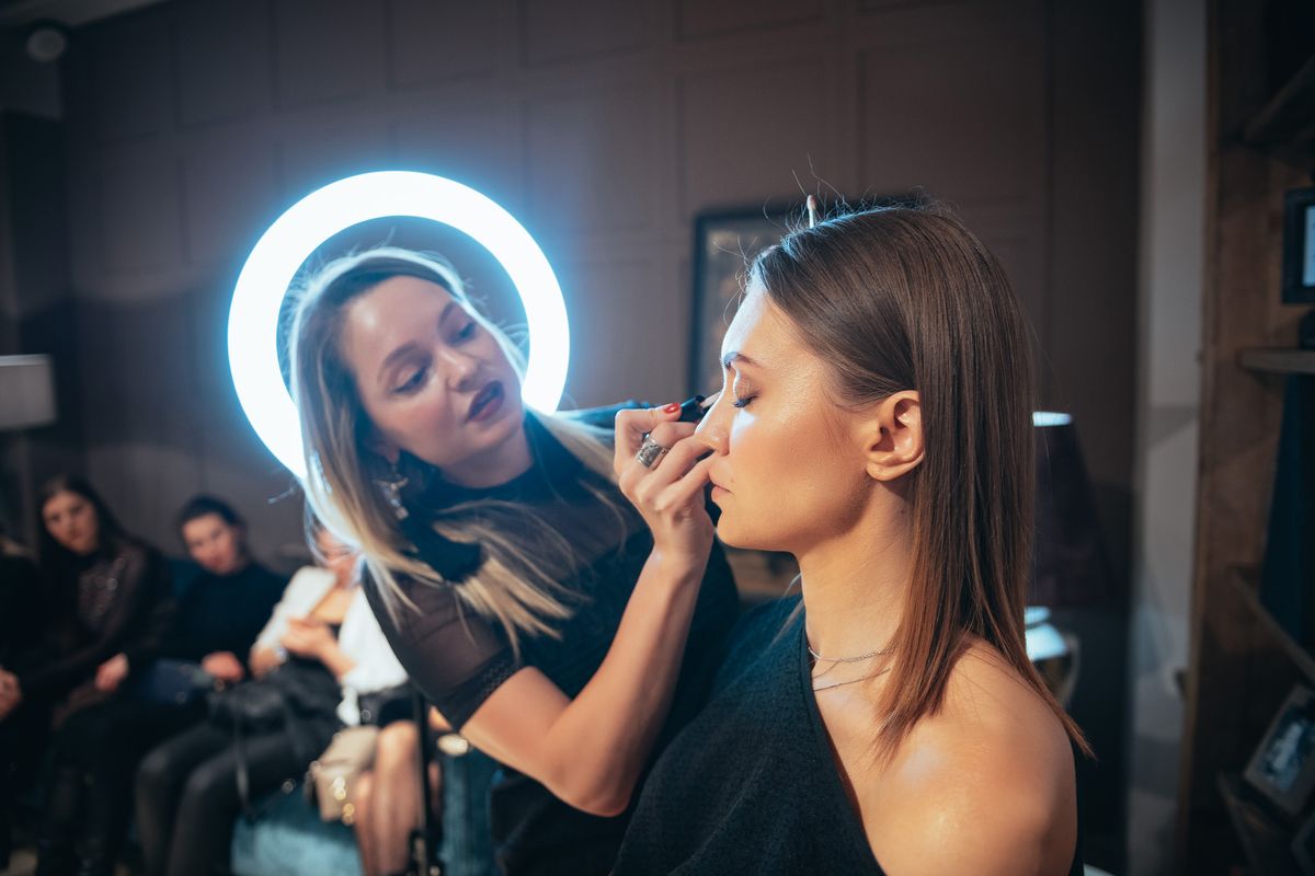 Визажист Элина Саркеева демонстрирует во Владимире преимущества вeauty-бренда Kavyn Aucoin