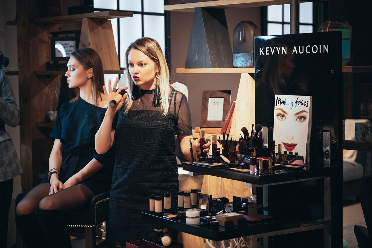 Визажист Элина Саркеева демонстрирует во Владимире преимущества вeauty-бренда Kavyn Aucoin