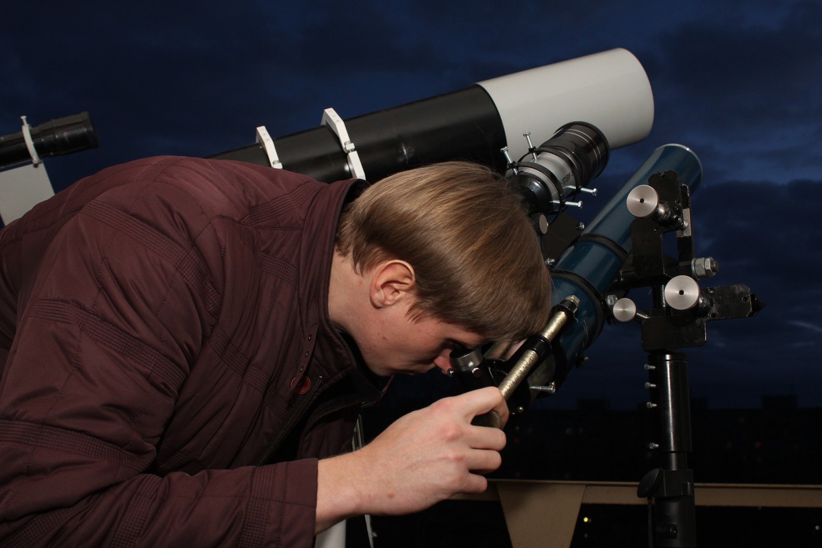 Владимирец Антон Андрианов работает инженером и одновременно является гитаристом местной команды Alien Garden. Наконец, он - человек, самолично сконструировавший два телескопа, которые позволяют ему с балкона собственного дома наблюдать небесные тела