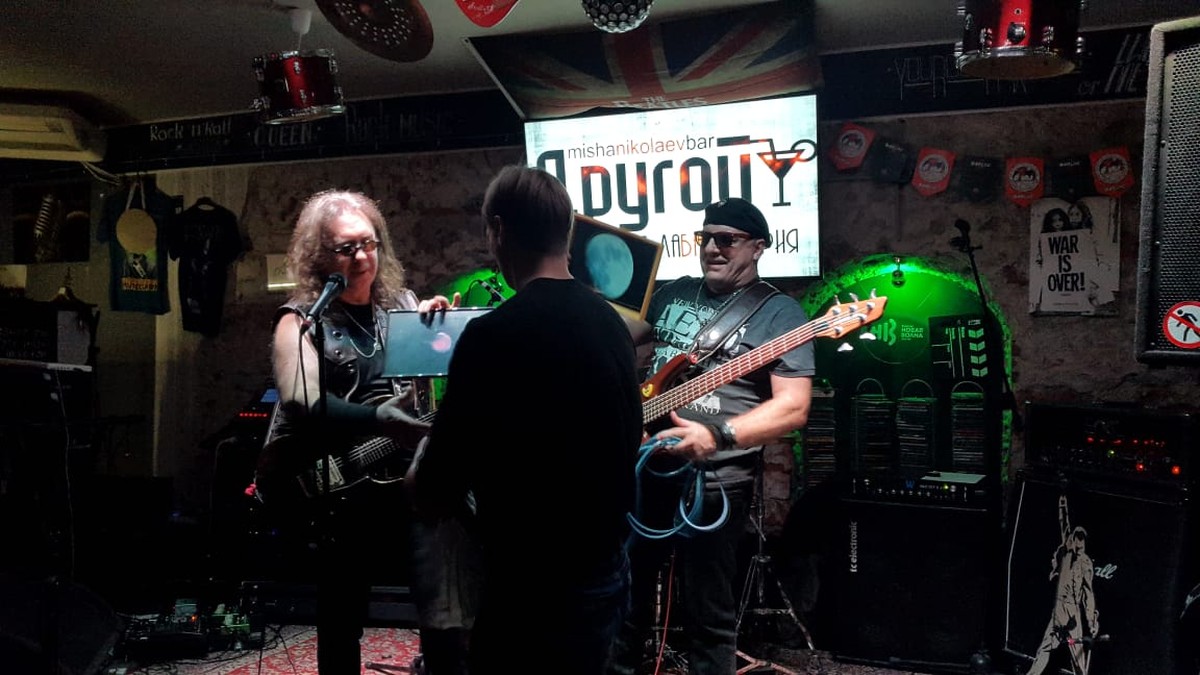 Владимирец Антон Андрианов работает инженером и одновременно является гитаристом местной команды Alien Garden. Наконец, он - человек, самолично сконструировавший два телескопа, которые позволяют ему с балкона собственного дома наблюдать небесные тела