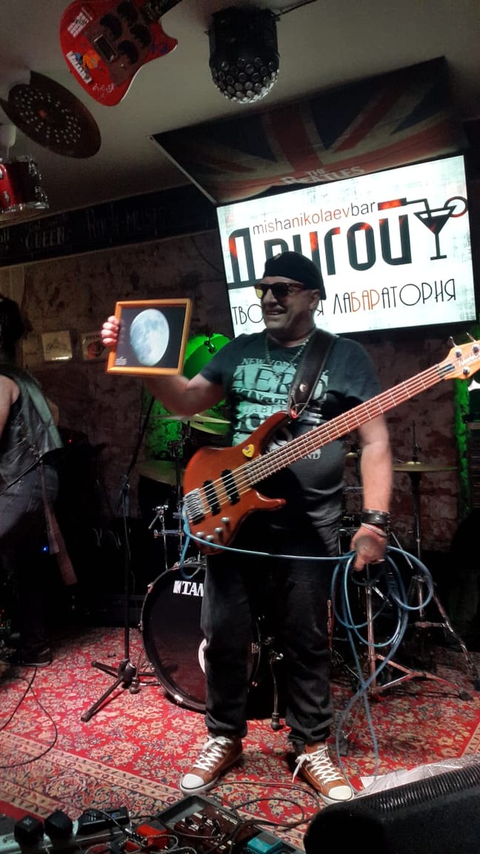 Владимирец Антон Андрианов работает инженером и одновременно является гитаристом местной команды Alien Garden. Наконец, он - человек, самолично сконструировавший два телескопа, которые позволяют ему с балкона собственного дома наблюдать небесные тела