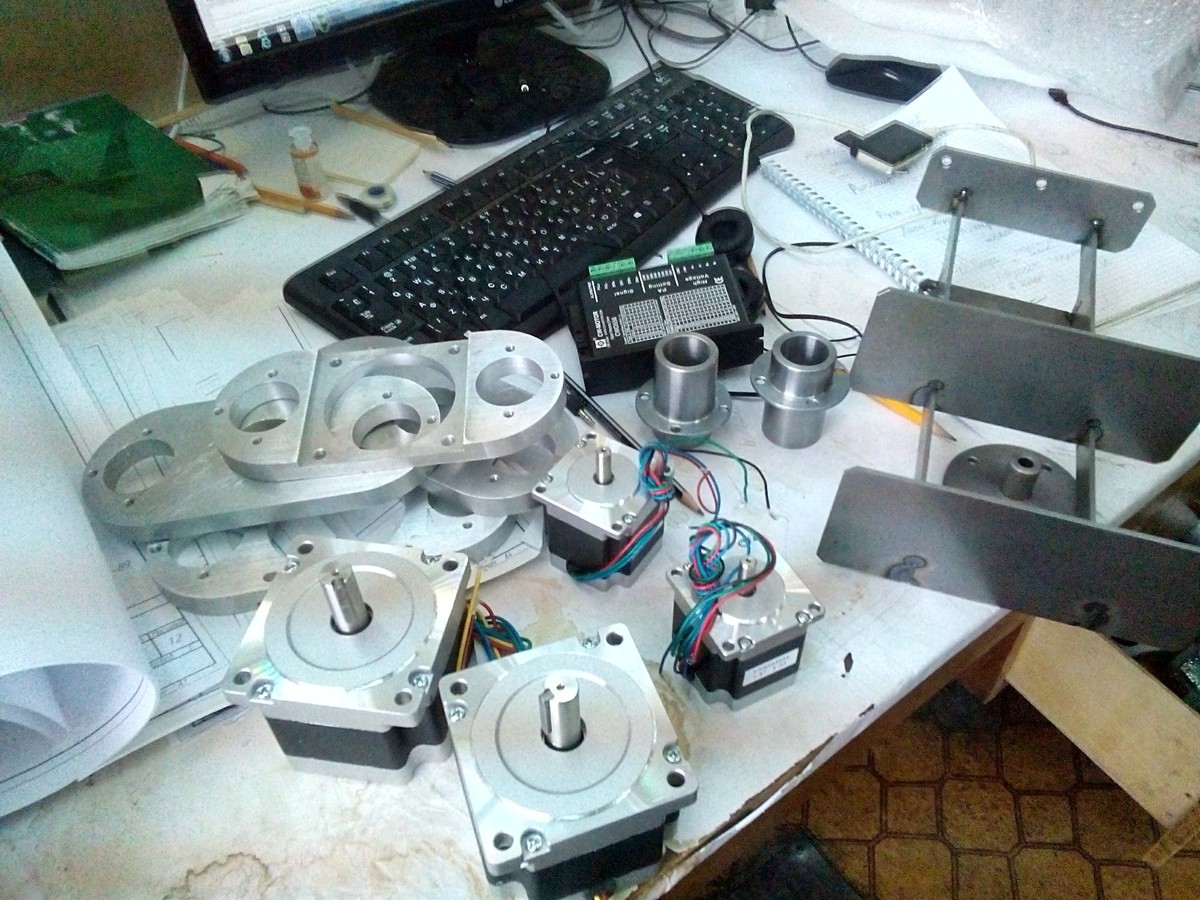 Владимирец Антон Андрианов работает инженером и одновременно является гитаристом местной команды Alien Garden. Наконец, он - человек, самолично сконструировавший два телескопа, которые позволяют ему с балкона собственного дома наблюдать небесные тела